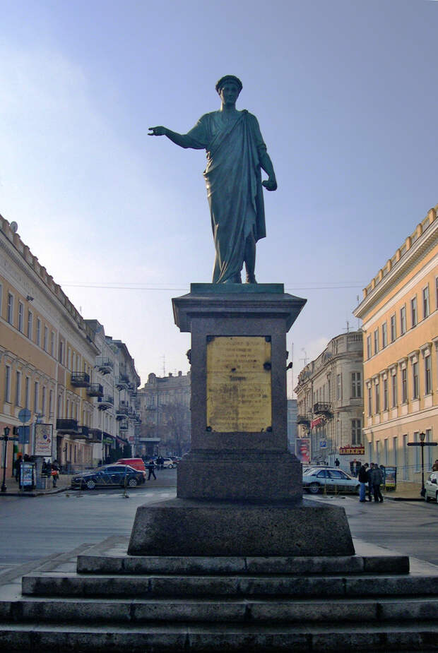 https://upload.wikimedia.org/wikipedia/commons/2/25/Ukraine%2C_Odessa%2C_Duke_statue.jpg