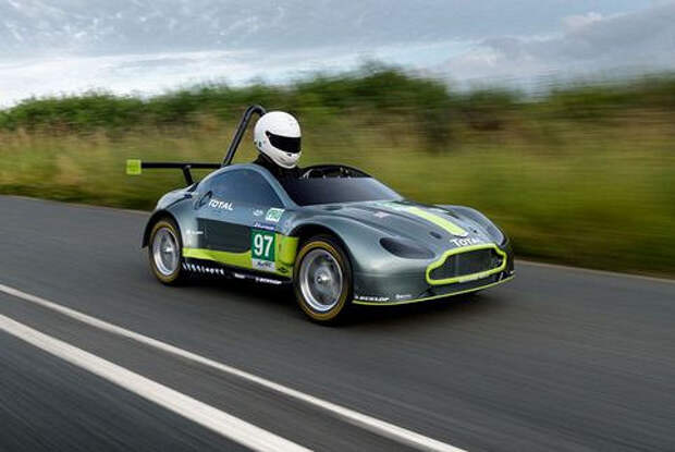 Инженер Aston Martin проехал гонку на крошечном Vantage