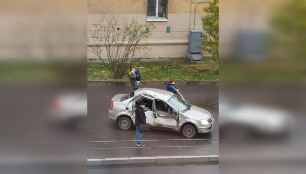 В Петербурге маршрутка подбила иномарку с ребенком и откинула ее на тротуар