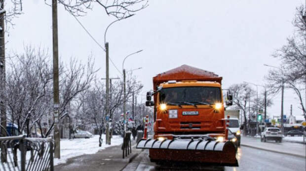 В Симферополе круглосуточно ведутся работы по уборке снега