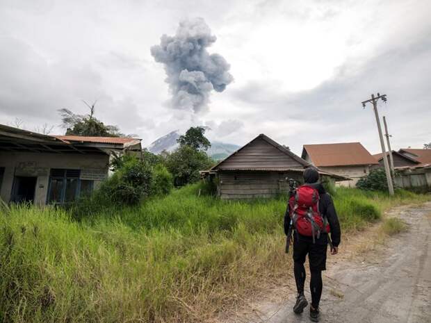 А вулкан все пыхтит и пыхтит, пока фотограф путешествует по его окрестностям Синабунг, Суматра, брошенная деревня, вулкан, вулканы, действующие вулканы, извержение вулкана, индонезия