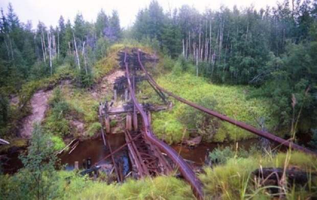 Развалившийся железнодорожный мост в сибирской глуши./Фото: mtdata.ru