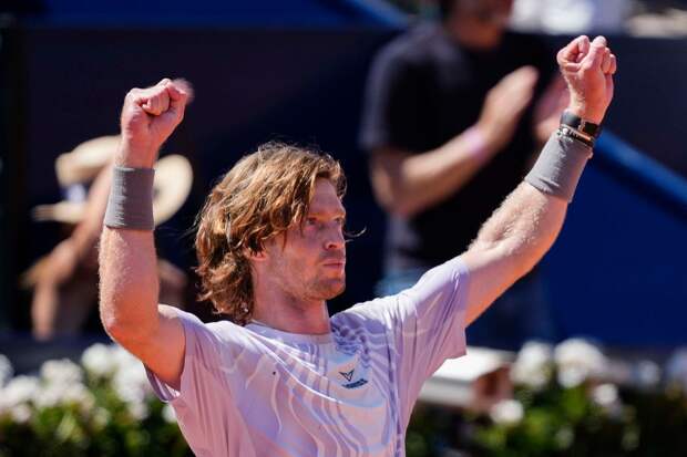 Теннисист Рублёв вышел в полуфинал турнира АТР в Барселоне