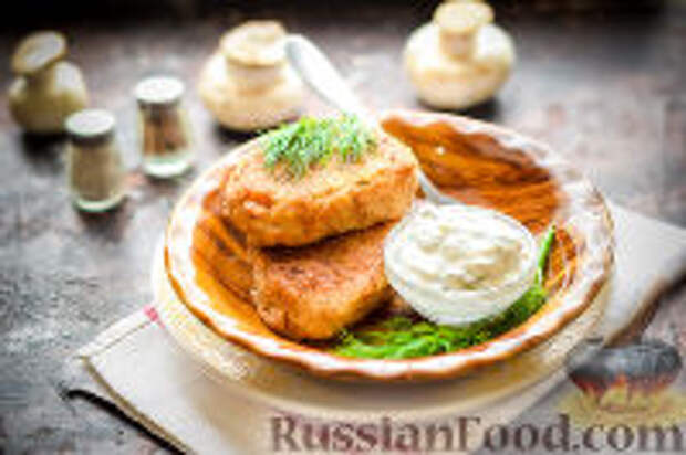 Фото к рецепту: Картофельно-грибные котлеты со сметанным соусом