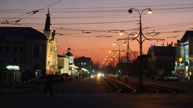Такой день. Сошедший с рельсов вагон и голый мужчина, терроризирующий жителей многоэтажки
