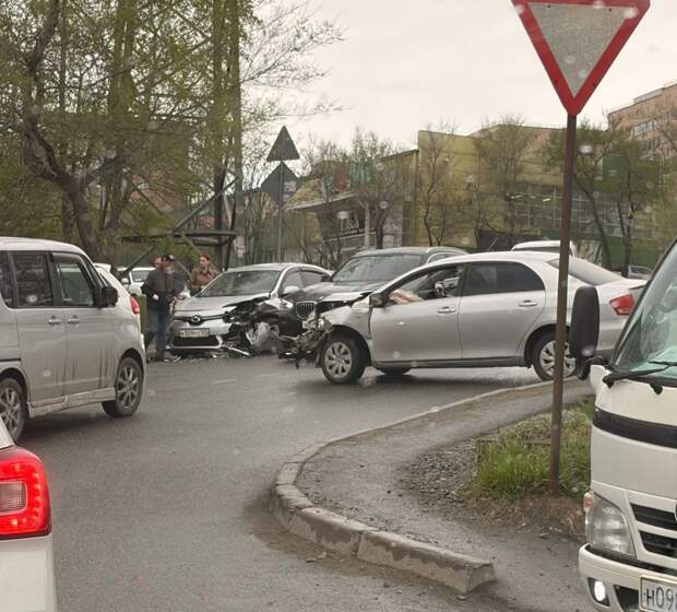 Жесткая авария на Постышева: во Владивостоке иномарка влетела в Prius у АЗС