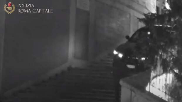 Maserati Levante проехал по Испанской лестнице в Риме