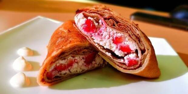 Шоколадная бомба и сгущеночный удар: диетолог назвала начинки для блинов, от которых лучше держаться подальше