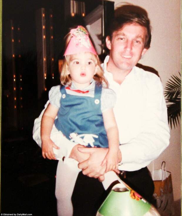 Кто именинница? Trump позирует с яблоком его глаза, Иванка, звезда во многих из семейных фотографий