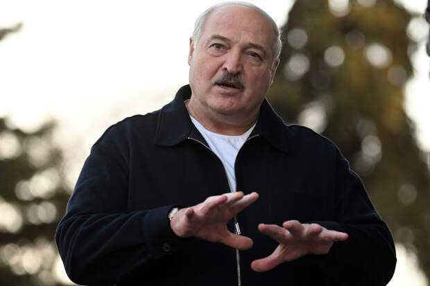 Лукашенко поделился мнением, что сейчас ни доллар, ни евро никому не нужны