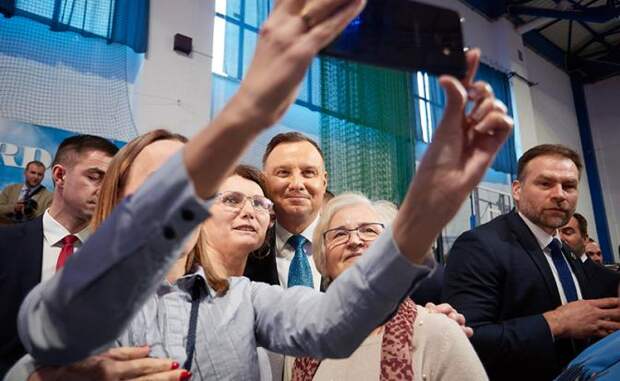 Закон о дополнительном ежегодном пособии для пенсионеров был торжественно подписан президентом Польши Анджеем Дудой (на фото в центре) во время визита в Жирардов. Большинство пожилых людей уже получат дополнительное пособие в апреле
