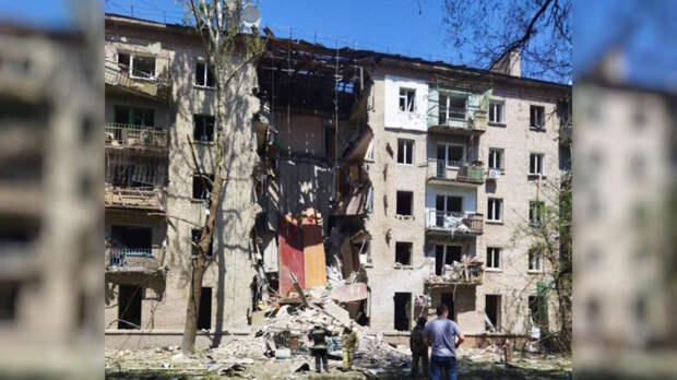 Подъезд жилого дома обрушился в Луганске после ракетного удара ВСУ