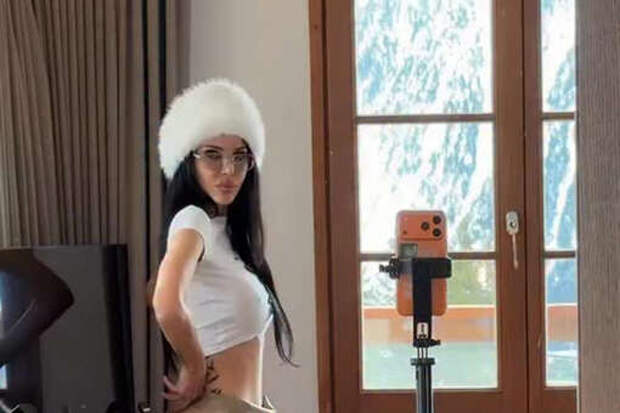 Блогерша Самойлова выложила видео в микроюбке с мехом на фоне развода