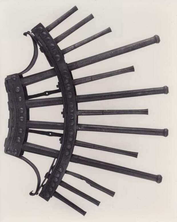 13-ти ствольная пушка, орган с дуговым обстрелом, из коллекции замка Энгельштайн (вероятно, XVI век). Стволы жёстко скреплены дуговыми креплениями, индивидуальное наведение по вертикали невозможно. артиллерия, военное, интересное, история, необычное, пушки