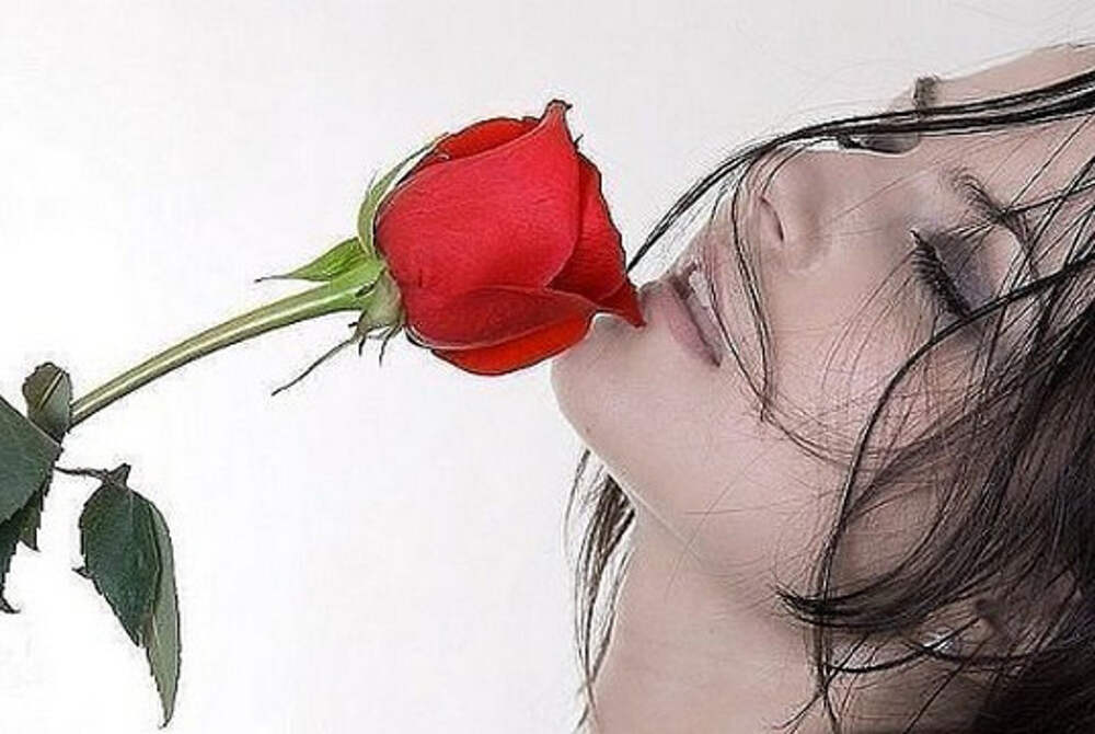 Чувствую запах цветов. Девушка с розой. Грусть от любви преподнес цветы. Вдыхая розы аромат. Цветы с ароматом любви.
