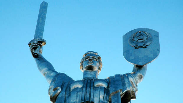 Захарова: киевский режим снял буквы с мемориала "Родина-мать" себе на эпитафию