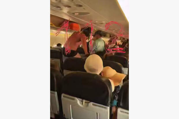 Турист впал в буйство на борту самолета, разделся догола и попал на видео