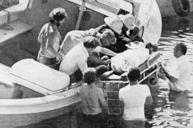 Спасатели извлекают из воды тело после подрыва бойцами ИРА яхты, на которой находился кузен королевы, граф Луис Маунтбеттен. Ирландия, 27 августа 1979 года