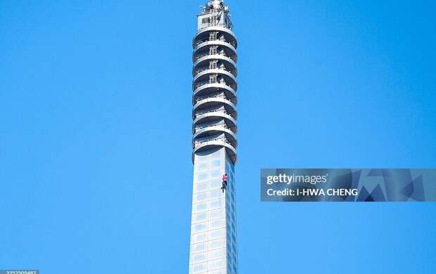 Без страховки и за 1,5 часа. Американский скалолаз покорил 500-метровый небоскрёб на Тайване