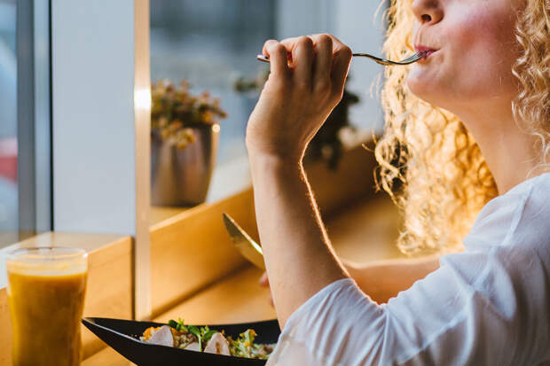 Юрист Пащенко: работодатель может запретить сотрудникам перекусы на работе