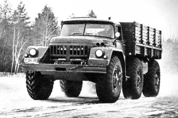 Трехосный 2,5-тонный грузовик ЗИЛ-132 с кабиной из ЗИЛ-131.  1960 год  