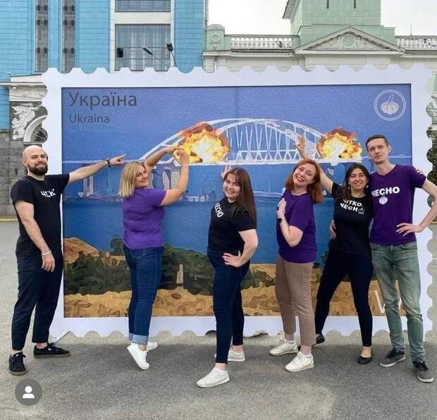 Люди, которые радовались смертям в ходе теракта и фотографировались в центре Киева на фоне...