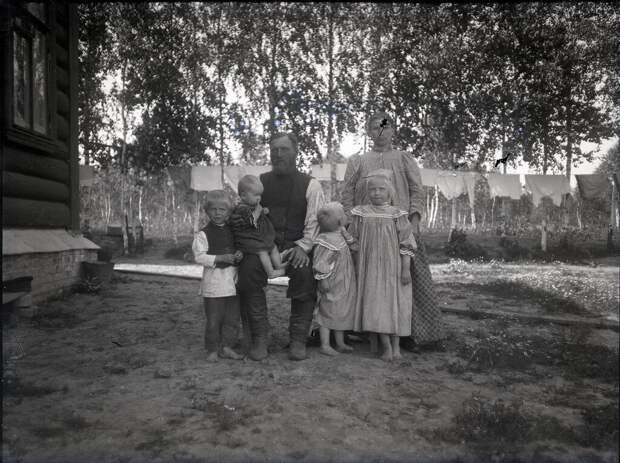 Родители и четверо детей Неизвестный автор, 1890 - 1909 год, ГМИИ им. А. С. Пушкина.