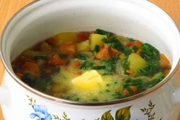 Суп снять с огня и заправить сливочным маслом. 