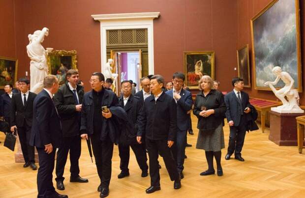 Делегация из Китая посетила Русский музей в Петербурге