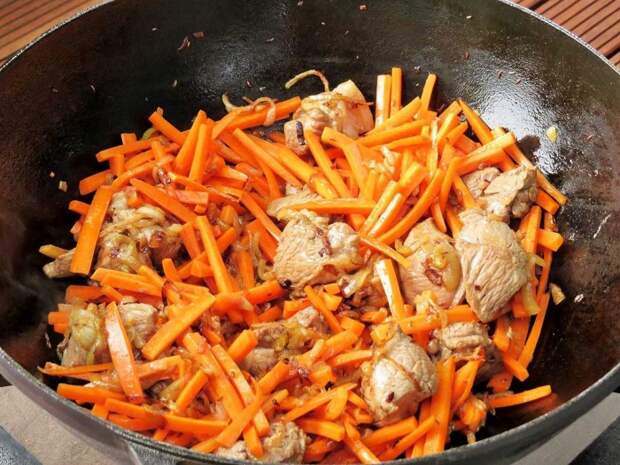 Смесь мяса, моркови и лука. / Фото: foto-ram.ru Смесь мяса, моркови и лука. / Фото: foto-ram.ru