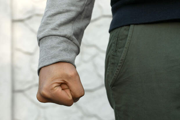 Юношу, избившего дочь бойца СВО из Ростовской области, поставили на учет в ПДН