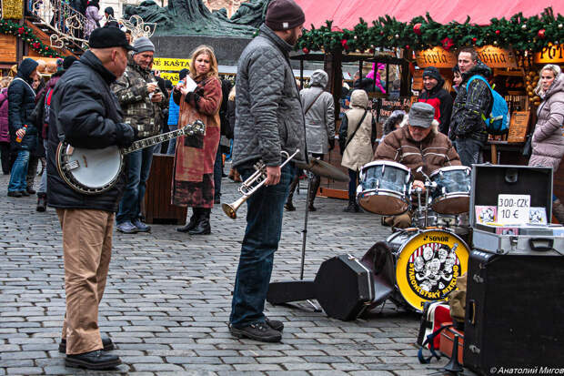 На фото: музыканты пенсионного возраста (с банджо и за ударными) на Вацлавской площади в Праге.