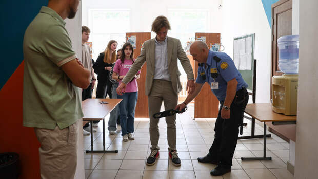 Сотрудникам ЧОП в Петербурге могут разрешить досматривать школьников