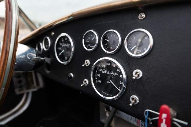 Полностью бронзовая реплика Shelby Cobra