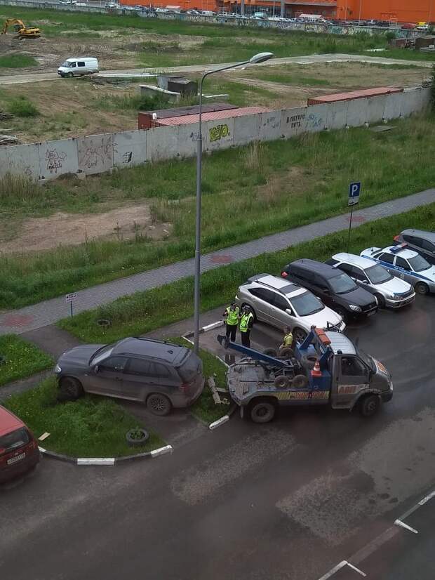 Наказание автохама из Омска законным способом bmw, авто, автоместь, автохам, газон, парковка, тротуар, эвакуатор