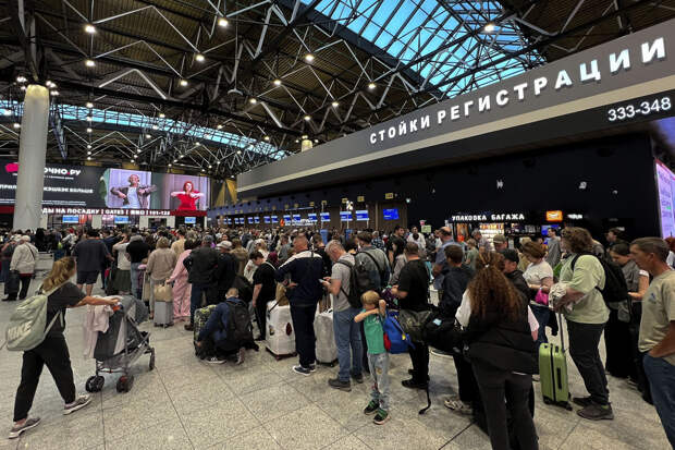Пассажиры задержанных в Шереметьево рейсов ожидают вылета лежа на полу
