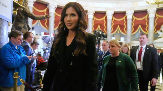 Axios: в Белом доме осудили траты министра Ноэм на самолеты вместо защиты границ