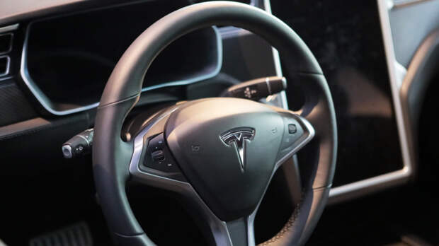 На автостраде в США заметили движущийся автомобиль со спящим водителем внутри