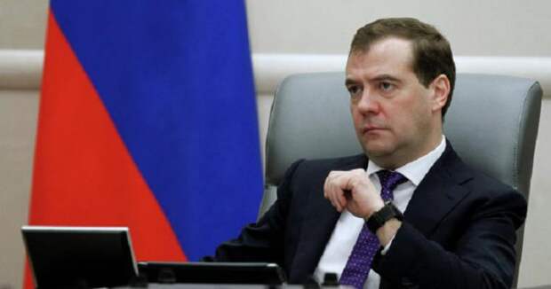 Медведеву ответили на его слова о зарплатах учителей