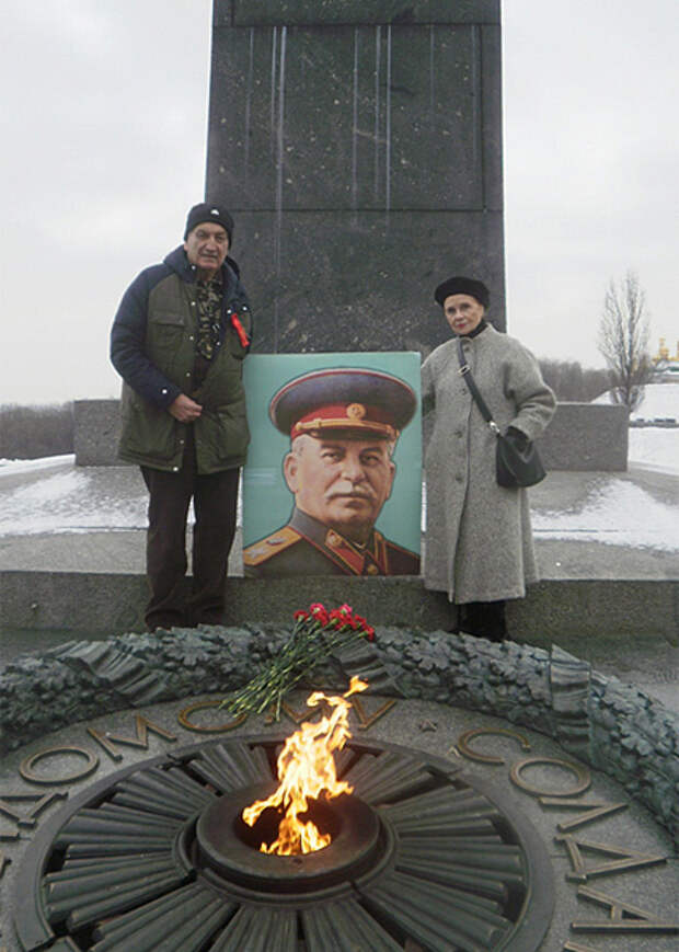 народная акция "Две гвоздики товарищу Сталину" в Киеве, Вечный Огонь, Парк Славы, Украина|Фото: