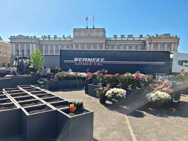 Специалисты приступили к монтажу сада-трансформера на Исаакиевской площади