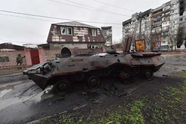 В Николаеве после ударов русских ракет по заводу украинский БТР перелетел забор