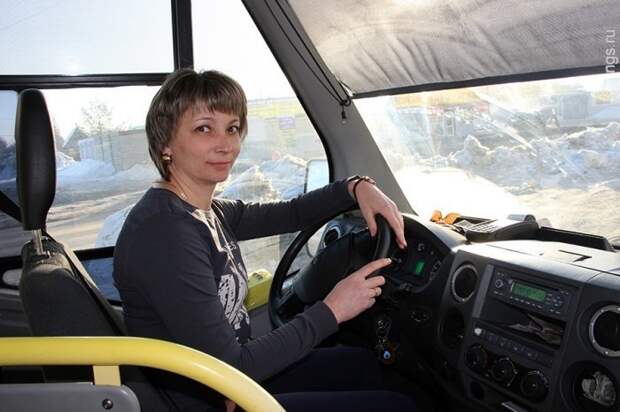 Наталья Ляшкова, 10 лет за рулем маршрутного такси, общий стаж вождения более 20 лет большой стаж, женщины, за рулем, интересное, история, факты