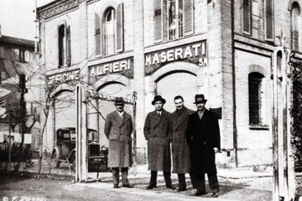 Одна из самых известных итальянских компаний была основана в 1915 году в Болонье пятью из шести сыновей машиниста локомотива Родольфо Мазерати.  Но именно ее шестой сын, художник Марио, который в остальном не имел никакого отношения к автомобилям, создал ее логотип.  На фото: четверо из шести братьев Мазерати. 