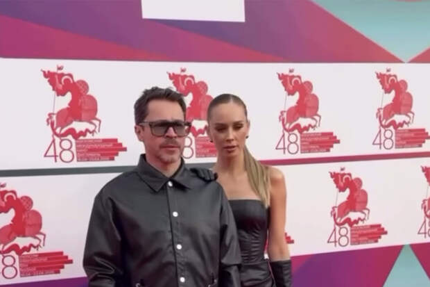 Актер Павел Деревянко появился на публике с женой