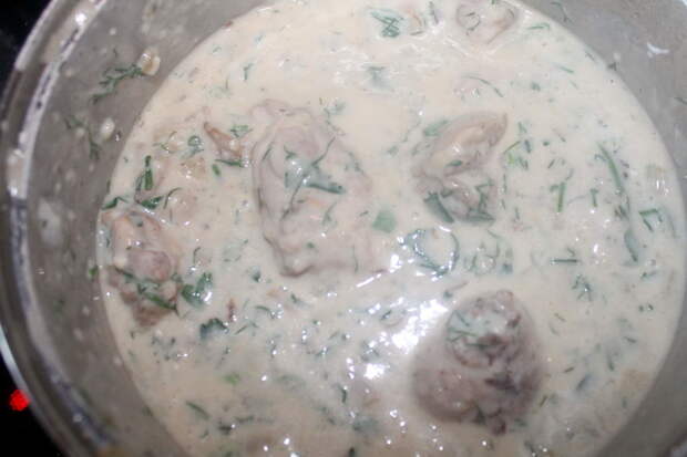 Когда соус с травами закипит, можно добавлять курицу.