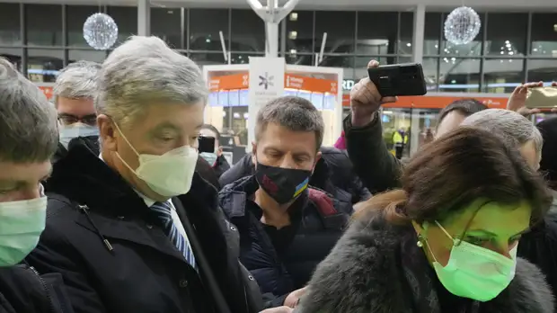 Порошенко вернули паспорт после прохождения контроля в аэропорту Киева