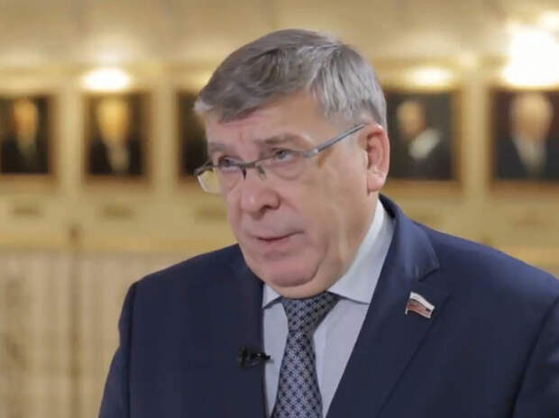 Сенатор призвал не имеющих денег на обувь россиян не уподобляться поп-звездам Сенатор призвал не имеющих денег на обувь россиян не уподобляться поп-звездам