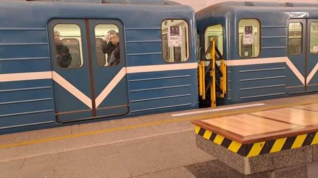 В Петербурге установили ступни для четырех эскалаторов на «Горном институте»