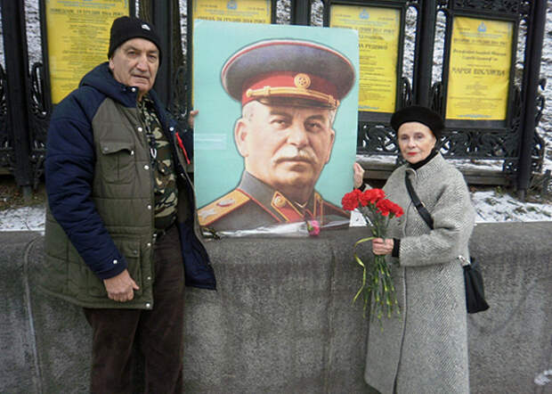 народная акция "Две гвоздики товарищу Сталину" в Киеве|Фото: